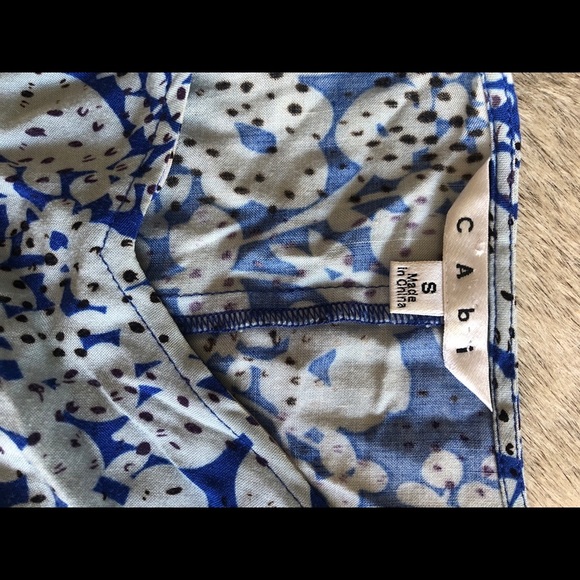 Cabi short sleeve blue and salmon floral top drawstring tie waist v-neck size S - Picture 8 of 11